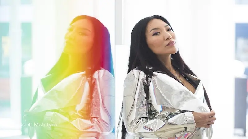 Krista Kim（クリスタ・キム） – デジタルウェルビーイングと光のアートを融合